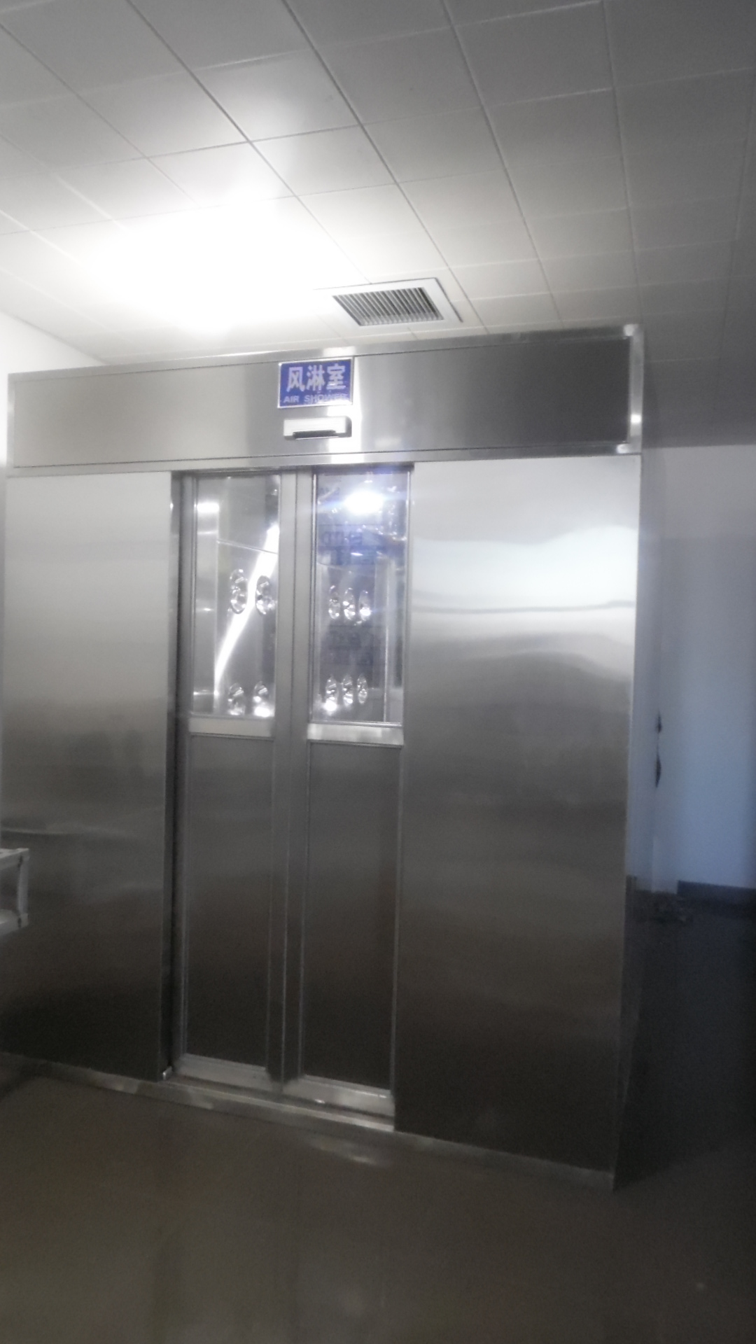 不銹鋼風淋室為何在行業(yè)內有著廣泛的應用